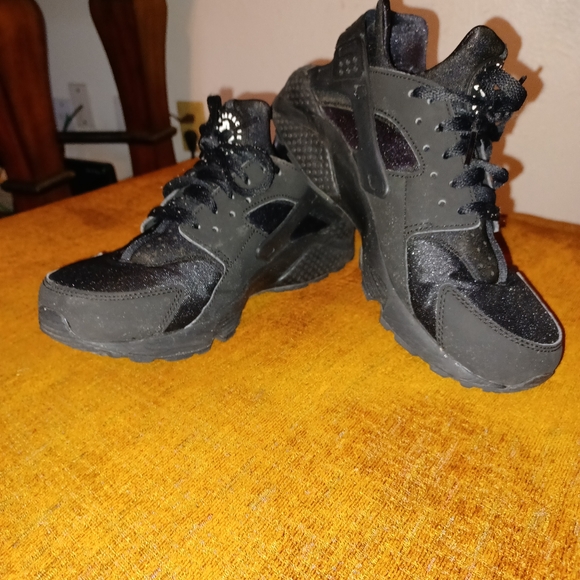 Black Nike Air Huaraches - Picture 2 of 8